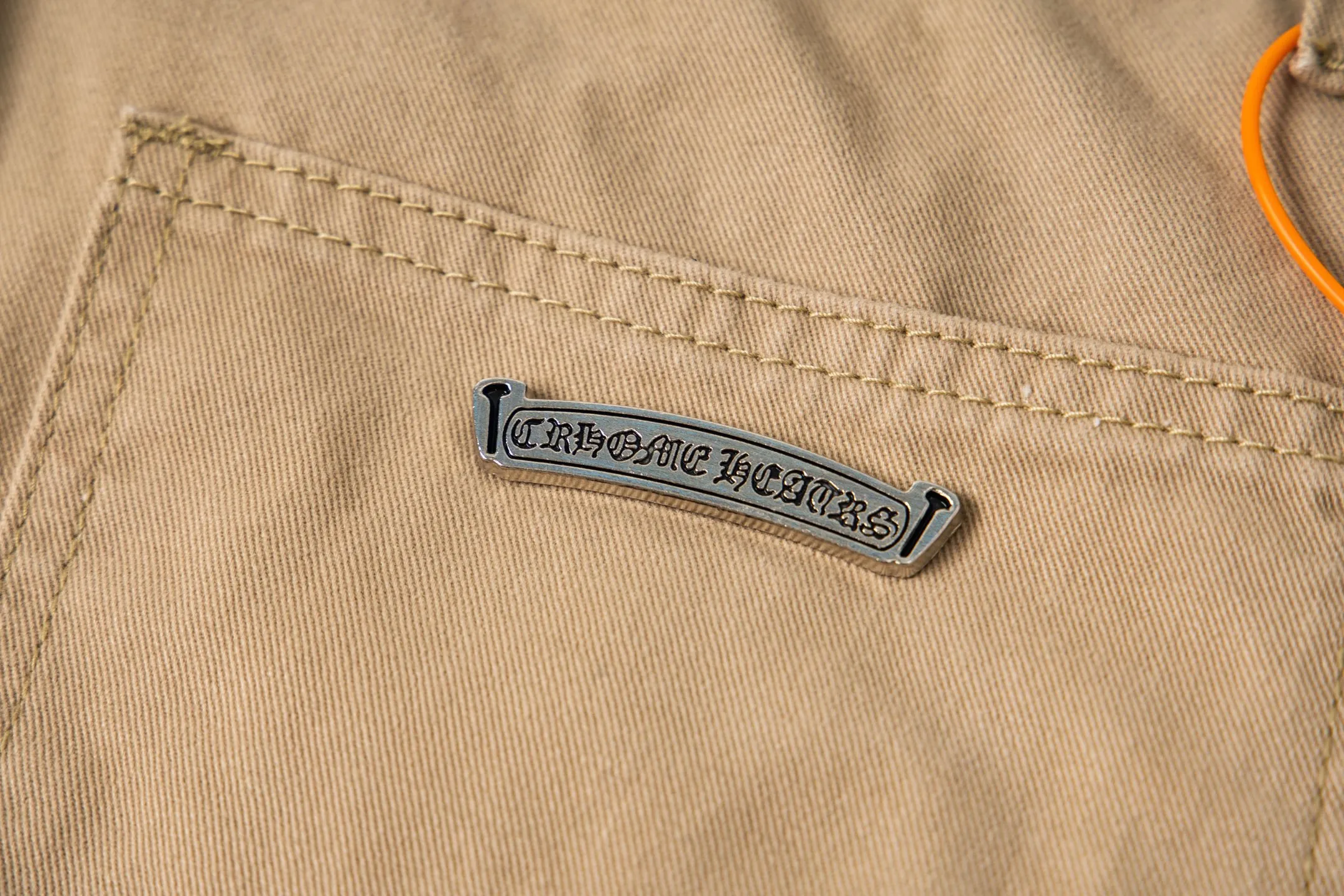 P260 Chrome Hearts Cherry Blossom Pink Leather and Wooden Spliced ​​Washed Jeans Authentically restore the ultimate vintage texture. Three-dimensional version. Loose and comfortable, not picky about the figure. Makes taller and slimmer. Factory-made. Original factory quality control. Same style for men and women. Can be matched with couples. Versatile recommendation. Must-have jeans for all seasons. Fashionistas have been disappointed. The quality selection of fabrics, the tailoring of details, and the matching of patterns are all impeccable! The upper body is so handsome when worn...it can be easily worn by men, women and children! The craftsmanship is made of heavy-duty washed pure cotton denim fabric. After washing, it is soft and thick. It is very stylish when worn on the body. Style number: 1758# (the same jacket is available) Color: Khaki Size: 28 30 32 34